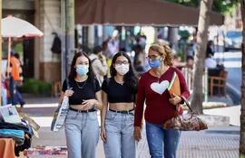 El Gobierno de Paraguay levantó  en abril pasado la emergencia sanitaria vigente desde marzo de 2020 por la pandemia, con lo que puso fin al uso obligatorio de la mascarilla ante el descenso de los contagios y muertes por el virus. EFE.