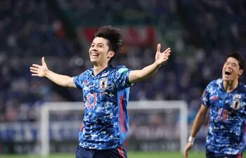 Ao Tanaka, jugador del Fortuna Dusseldorf, festeja su gol para Japón ante Irán.