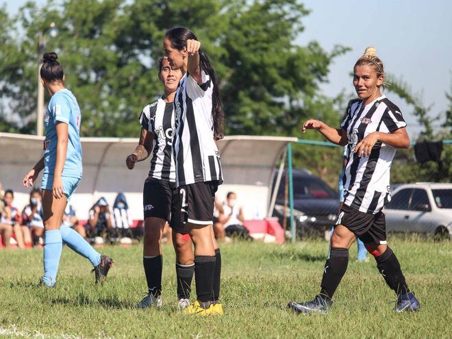 Las jugadores de Libertad-Limpeño festejan uno de los goles contra Resistencia por la tercera jornada del torneo Apertura 2022.