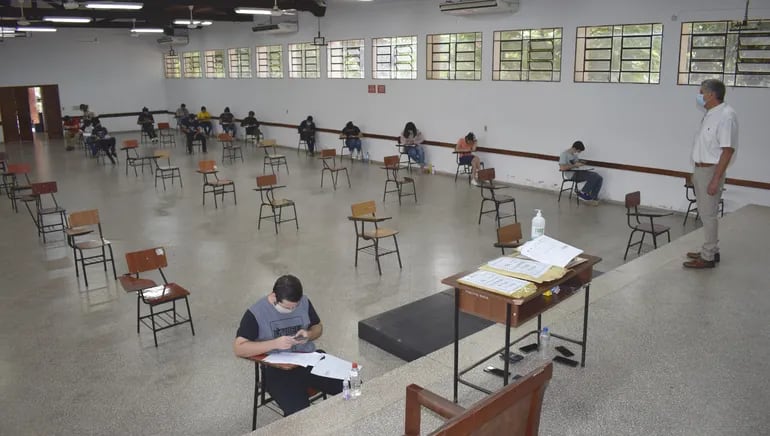 Una de las salas en la cual  rindió un grupo de estudiantes, en la Facultad de Ingeniería de la Universidad Nacional de Asunción.