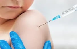 Las autoridades sanitarias insisten  en la importancia de completar las dosis de vacunación contra la varicela y otras enfermedades. (Imagen de ilustración)
