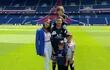Lionel Messi junto a su esposa Antonela Roccuzzo y sus tres hijos. Hoy, el primogénito de la pareja, Thiago, ya cumple su primera década de vida.