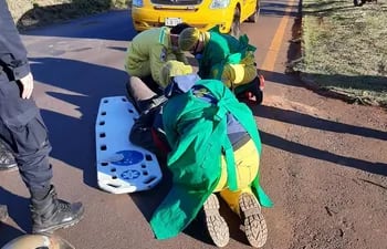 Bomberos voluntarios auxiliaron al motociclista hasta el hospital.