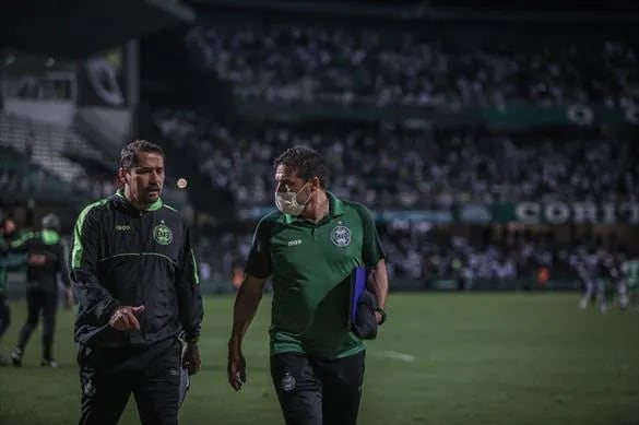 Gustavo Morínigo y Miguel Acuña dejando el césped del Couto Pereira al termino de la primera etapa de un partido.