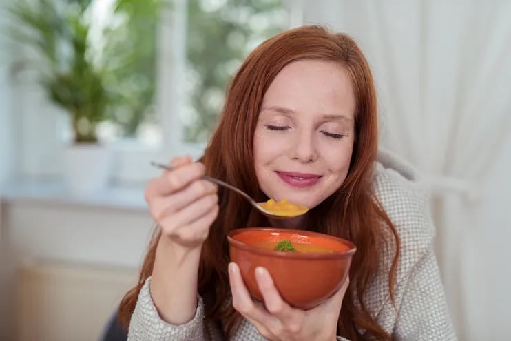 Al comer sopa, se recomienda llevar la cuchara a la boca y no acercar el plato o cazo a ella.