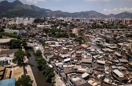 Favela de Brasil. Analistas estiman que por efecto de la pandemia unas 15 millones de personas cayeron en la pobreza extrema, en América Latina.  (archivo)