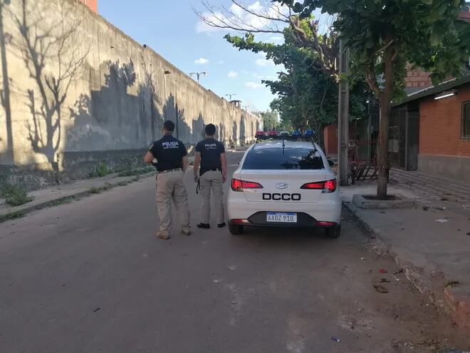 Agentes policiales Contra el Crimen Organizado realizaron un recorrido por los alrededores del penal de Tacumbú.
