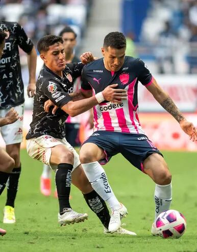 El paraguayo Celso Ortiz (d) de Rayados de Monterrey disputa el balón con Alejandro Zendejas (i) de Rayos de Necaxa, durante un partido correspondiente a la jornada 15 del Torneo apertura 2021 del fútbol mexicano.