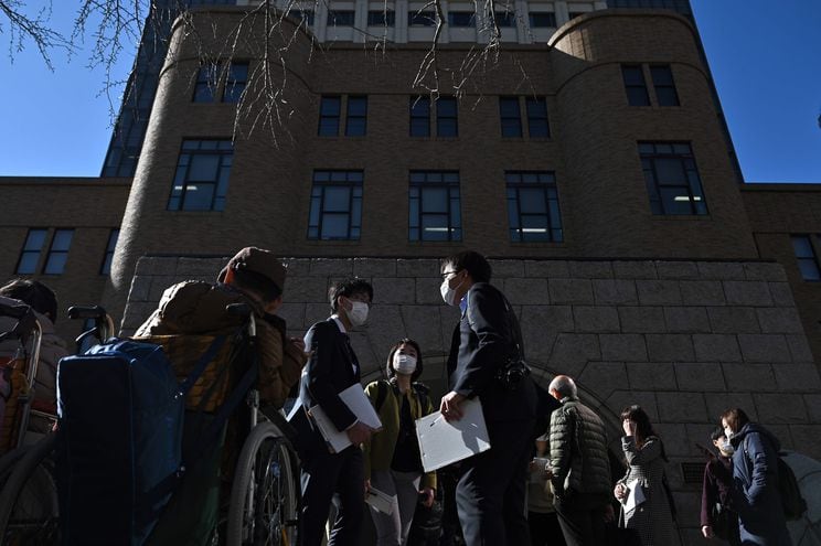 Los periodistas se reúnen frente al tribunal de distrito de Yokohama el 16 de marzo de 2020, luego de que el tribunal condenó a muerte a Satoshi Uematsu, acusado de asesinar a 19 personas discapacitadas en un centro de atención en la ciudad de Sagamihara en 2016.