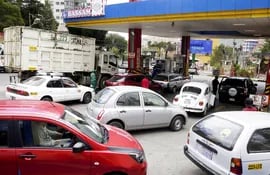 Ciudadanos se abastecen de combustible, en La Paz, donde poco a poco se van restableciendo los suministros de combustibles y mercaderías, que no podían llegar por los bloques de los radicales.