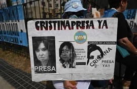 Opositores se expresan a favor de la condena por presunta corrupción a la vicepresidente argentina, Cristina Fernández. (AFP)