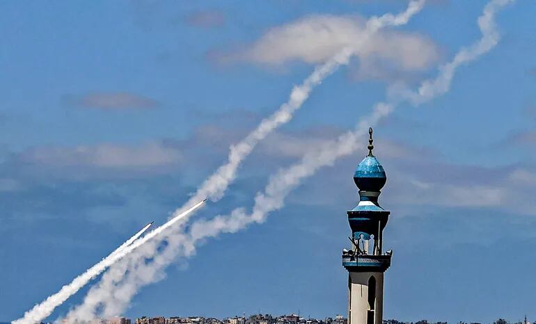 Cohetes son disparados este jueves desde la ciudad de Rafah, en Cisjordania, hacia Israel.