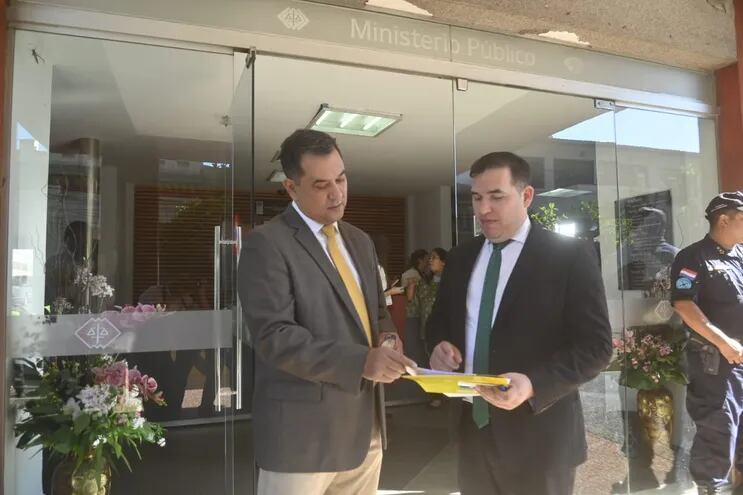 El senador Martín Arévalo y su abogado Jorge Ayala, frente a la Fiscalía General, donde presentaron denuncia contra Efraín Alegre y Cecilio Pérez, por desvío de US$ 37 millones del MOPC.