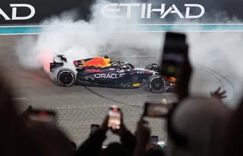 El Red Bull Racing de Max Verstappen realiza un trompo en el festejo final por el triunfo en el Gran Premio de Abu Dabi, la última carrera de la temporada 2023 de la Fórmula 1 en el Circuito Yas Marina.