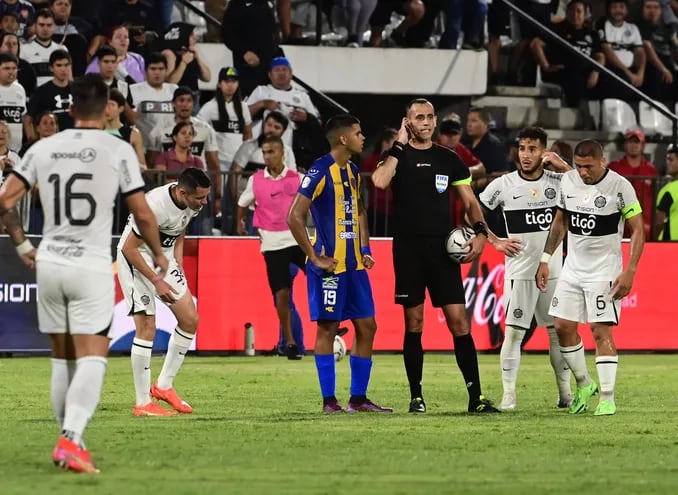 Diego Torres se sostiene con dificultad y el árbitro Juan Gabriel conversa con los del VAR.