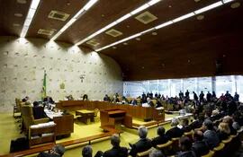 sala-del-tribunal-supremo-de-brasil-que-resolvio-no-dar-curso-a-una-demanda-que-planteaba-la-destitucion-del-presidente-del-senado-investigado-por-c-194843000000-1530931.jpg