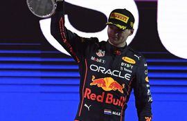 El piloto Max Verstappen de Red Bull Racing, celebrando el primer lugar del podio en el GP de Arabia Saudita disputado en el Circuito de Jeddah.