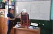Sobre una silla de madera, una maestra de la Escuela Básica N° 5 “Gral. José E. Díaz” coloca su equipo informático para dirigir las clases virtuales. En esta institución, prevén iniciar con las clases híbridas el lunes 6 de setiembre.