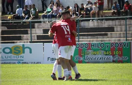 Los futbolistas del 3 de Febrero festejan el tanto de Hugo Sandoval contra el Sportivo Carapeguá en el estadio Presbítero Gamarra de la ciudad de Itá por la segunda fecha de la División Intermedia.