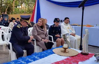 La fiscala general del Estado, Sandra Quiñónez (c), en la misa por Santa Rosa de Lima en la Comisaría Cuarta de Lambaré.