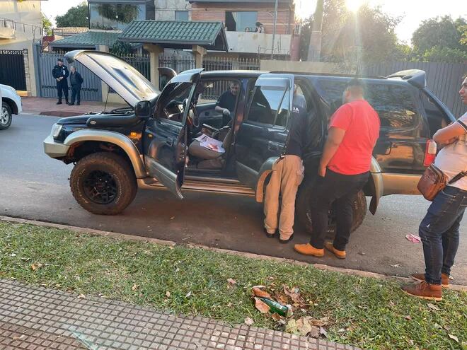 Vehículo de la víctima del supuesto secuestro, Édgar Ayala, en el sitio en Luque donde fue privado de su libertad por los policías. Foto: Fiscalía.