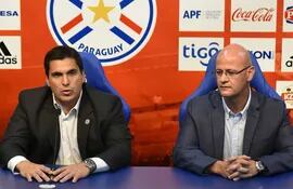el-titular-de-la-asociacion-paraguaya-de-futbol-robert-harrison-izq-y-carlos-torres-en-la-presentacion-del-exarbitro-como-asesor--225426000000-1558958.jpg