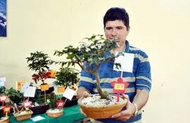 el-floricultor-javier-insfran-muestra-un-bonsai-que-esta-en-oferta-en-el-centro-expo-flora--221052000000-582420.jpg