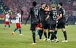 Jugadores del Stuttgart festejan el triunfo ante el desazón de algunos futbolistas del Hamburgo.