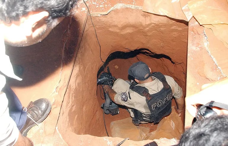 Policías ingresan al túnel que da al lugar donde Cecilia Cubas fue enterrada viva. Archivo Abc.