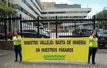 activistas-de-greenpeace-participan-en-una-protesta-contra-el-ministro-de-medio-ambiente-de-colombia-91821000000-1302843.JPG