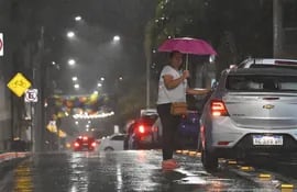 Imagen ilustrativa: lluvia en el centro de Asunción.