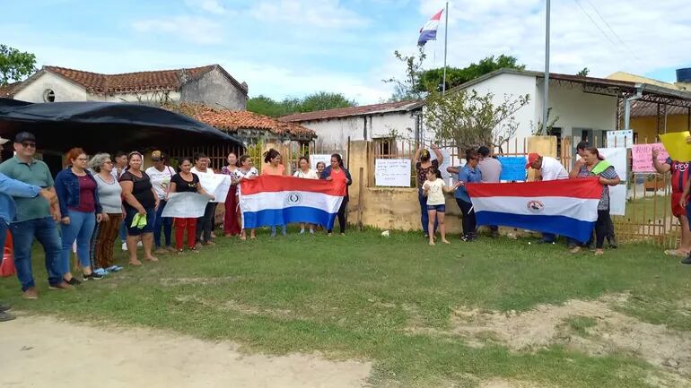 Pobladores de Puerto Sastre, en el Alto Paraguay, se manifestaron reclamando la contratación de un médico para el lugar.
