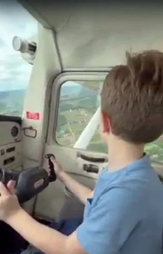 Captura de pantalla del video en el que se observa a un niño presuntamente pilotando una aeronave.