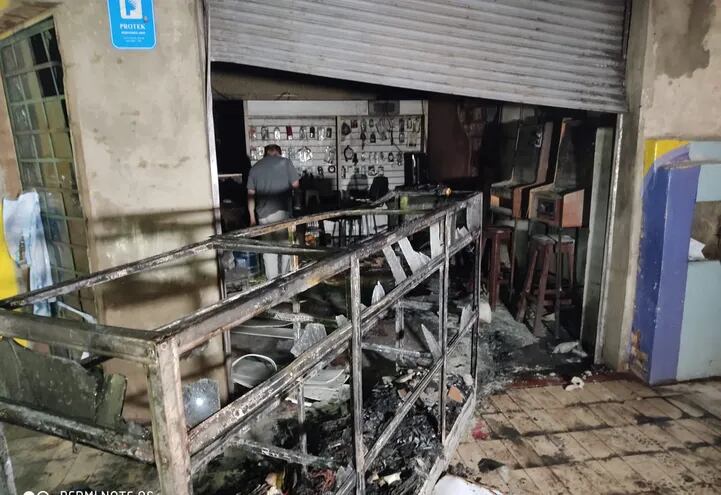 Interior del local comercial que se incendió.