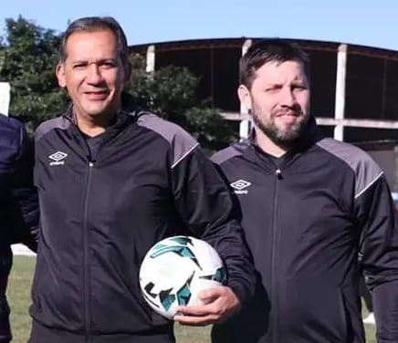 Federico Ríos (i) y Carlos Cáceres son los ex árbitros que dictarán la conferencia en la Cooperativa Universitaria.