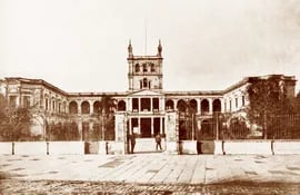 El Palacio de López, cuando aún conservaba las rejas y tenía adoquines en frente, según el Álbum de Arsenio López Decoud, publicado en 1911.