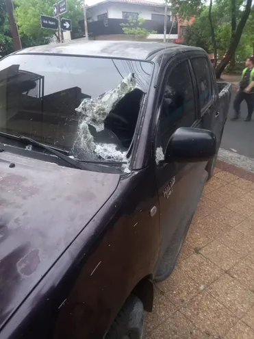 Los tortoleros rompieron el vidrio de la camioneta que se ve en la imagen y se disponían a sustraer objetos de valor de su interior, cuando fueron descubiertos por la Policía.