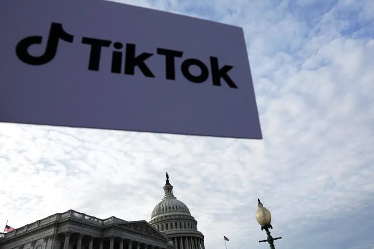 Un cartel de TikTok frente al Capitolio de Estados Unidos, en Washington, DC. (AFP)