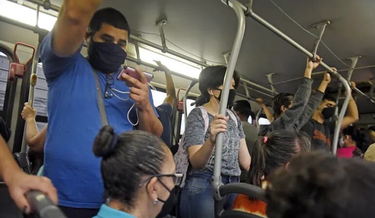 Usuarios del transporte público hacinados dentro de los buses debido a que el Gobierno no castiga las reguladas de buses.