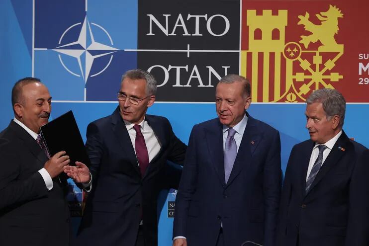 El ministro de exteriores de Turquía, Mevlüt Çavusoglu; el secretario general de la OTAN, Jens Stolteneberg; el presidente turco, Recep Tayyip Erdogan; y el presidente de Finlandia, Sauli Niinisto, tras la firma de un acuerdo para el acceso de los países nórdicos a OTAN.