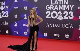La cantante colombiana Shakira posa para los fotógrafos en la alfombra roja de la gala anual de los Latin Grammy, en Sevilla.