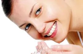 Para prevenir las arrugas y mantener un rostro y cuello hidratada hay que higienizar la piel por la mañana, a mitad del día y a la noche.