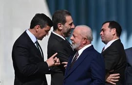 El presidente de Brasil, Luiz Inácio Lula da Silva, saluda al ahora presidente de Paraguay, Santiago Peña (i), a su llegada en el Palacio de la Alvorada, en Brasilia (Brasil).  (EFE)