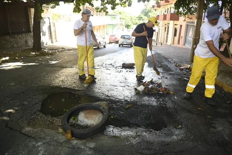 Enorme bache sobre Teodoro S. Mongelós y General Aquino, en Asunción. Tras denuncias de la suciedad con que se había cubierto, funcionarios municipales fueron a limpiar.