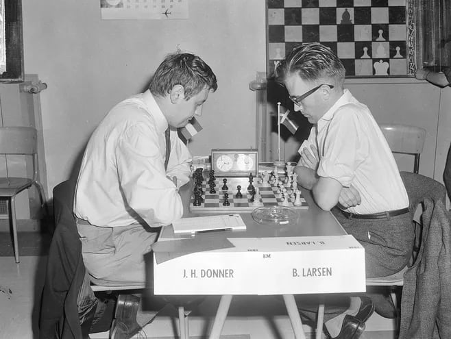 Jan H Donner vs. Bent Larsen, Ámsterdam 1964 (Foto Joop van Bilsen Anefo).