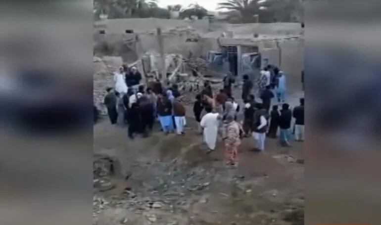 Captura de vídeo que muestra a personas reunidas en el sitio de un bombardeo en el lado iraní de la frontera con Pakistán, este jueves.
