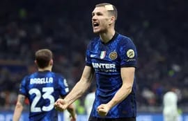 Edin Dzeko anotó los goles en la victoria del Inter de Milán en la Liga de Campeones