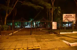 La Plaza Uruguaya permanece cerrada desde las 19:00, según denuncian los vecinos.