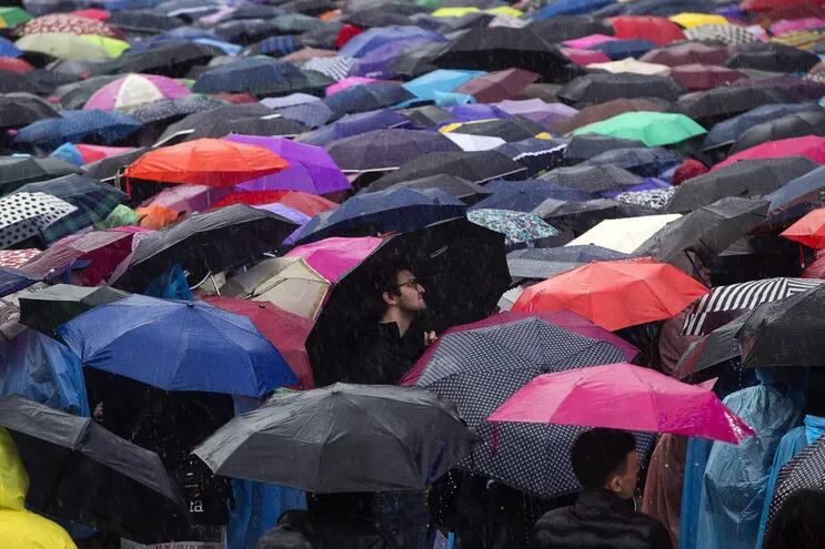 Foto referencial de gente en un día de lluvia.