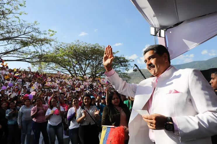 Fotografía cedida por Prensa Miraflores donde se observa al presidente venezolano Nicolás Maduro en un acto de gobierno en conmemoración del Día de la Mujer, en Caracas (Venezuela). EFE/ Prensa Miraflores
